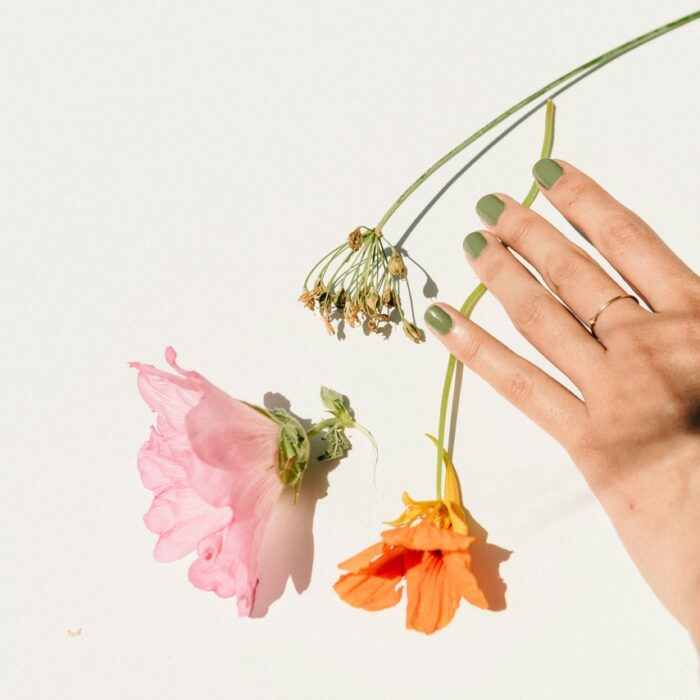 minimalist summer nails