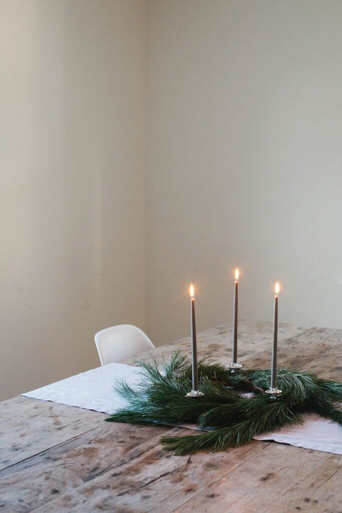 minimalist christmas table decor ideas